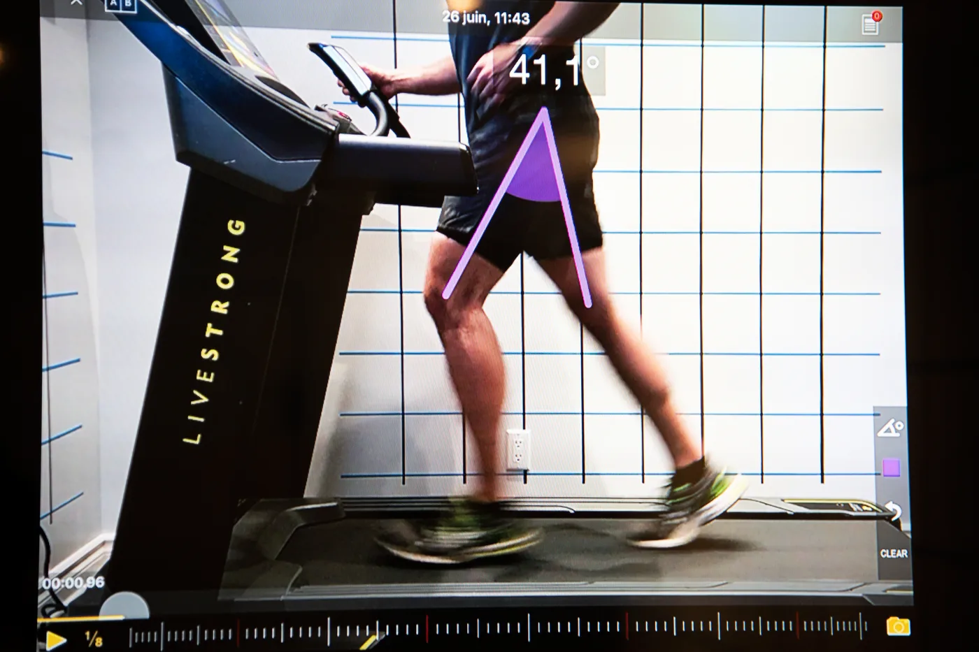 Capture d'écran d'un logiciel d'analyse vidéo : les jambes d'un coureur sur un tapis roulant, avec un angle de 41,1 degrés tracé au genou